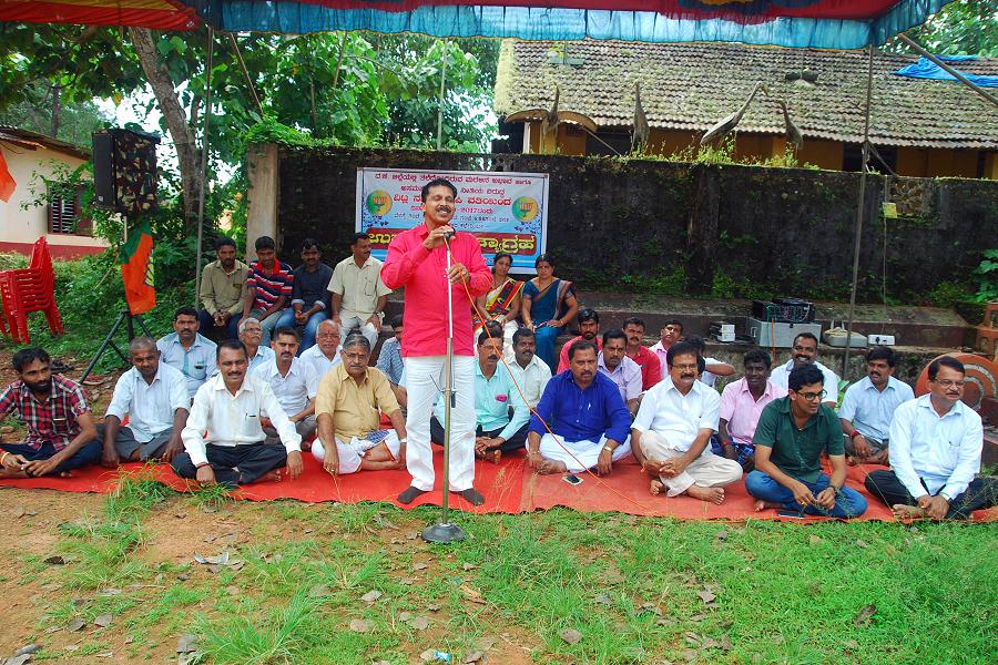 ವಿಟ್ಲ : ಅಸರ್ಮಕ ಮರಳು ನೀತಿಯ ವಿರುದ್ಧ ಧರಣಿ